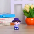 Lindo muñeco de dibujos animados decoración de escritorio figura de resina con sombrero violeta - Niño Feliz
