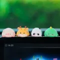 Lindo adorno animal para tablero de coche, decoración de interiores y muñeco de monitor. - Cerdito + ciervo + oso + dinosaurio (juego de 4)