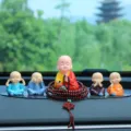 Set di statuette di monaci per cruscotto auto, simpatico ornamento di Buddha in resina. - Piccolo monaco novizio [Ricchezza +1] + Quattro monaci saggi + 216 grani da preghiera + Tappetino leopardato grande [Set da 4]