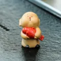 Figura Pequeño Monje Cerámica Mascota de Té Lindo Pez Rojo Zen Decoración Mesa 4.5cm - Figura de Friar Sand