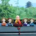Solar mönch auto ornament set, süße harz buddha figur armaturenbrett deko für auto. - Kleiner Mönch Reichtum +1 & Künstler-Mönche - 4-teiliges Set
