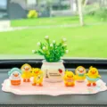Süße kleine gelbe Ente Auto Armaturenbrett Ornament Set, Cartoon Fahrzeug Dekoration. - 6 Trend-Enten + Weiße Glücksfrucht + Rosa Wolkenmatte