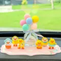 Süßes gelbes Entchen Auto Armaturenbrett Deko Set mit Pastell Ballons und rosafarbener Matte. - 6 Trend-Enten mit farbiger Aromatherapie-Basis & rosa Glückswolken-Matte