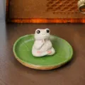 Keramische Zen kikker figuur op lotusblad schaal, schattige bureau decoratie voor thuis of kantoor. - Boeddhistische kikker met lotusblad van aardewerk