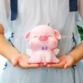 Süßes rosa Sparschwein mit Flügeln, kreatives Kinder Geburtstagsgeschenk und Zimmerdeko. - Schielendes Schwein (Mittel) / Mittel (9.5x10.5x14cm) / Rosa