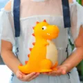 Süße Dinosaurier Spardose Variante aus gelbem Vinylmaterial mit detaillierten Maßen - Dinosaurier (Mittel) / Mittel (16x12x21cm) / Gelb