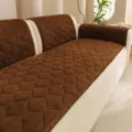 Brauner gesteppter Cord-Sofabezug, dicke Plüsch-Antirutsch-Sitzauflage fürs moderne Wohnzimmer. - Kaffee
