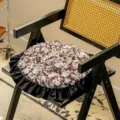 Runde florale Stuhlkissen mit schwarzem Rüschenrand, Vintage Sitzkissen für Esszimmer - 45*45*7cm (Inklusive Füllung) / Kreisförmiger Schatten - Weinrot