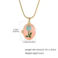 Nahaufnahme der vergoldeten Tulpen Medaillon Halskette mit Emailliertem Blumenmuster. - Rosa Basis Blaue Blume (PNB-420GPK)