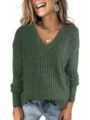 Vue détaillée du pull en tricot côtelé à col V et manches longues pour femme vert foncé. - S / Hauts / Vert olive
