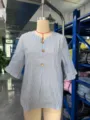 Camisa de rayas azules y blancas con cuello en V, mangas cortas y grandes botones. - S / Azul claro