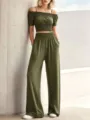 Vista detallada del elegante crop top verde oliva de hombros descubiertos y pantalón. - XS / Top y Pantalones / Verde Militar