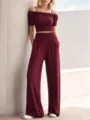 Conjunto crop top con hombros descubiertos y pantalones anchos burdeos detalle moda. - XS / Top y Pantalones / Burdeos
