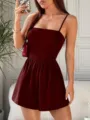 Mono corto burdeos con tirantes finos y cuello cuadrado, modelo elegante de verano para mujer. - S / Burdeos