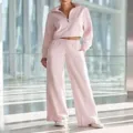 Vista detallada del conjunto rosa de sudadera corta con cremallera y pantalón ancho. - XS / Top y Pantalones / Rosa