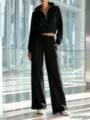 Vista detallada del conjunto casual negro de mujer con sudadera corta y pantalones anchos. - XS / Top y Pantalones / Negro