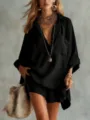 Detalle en primer plano del conjunto de camisa y pantalones cortos negros con joyas doradas. - S / Top y Pantalones / Negro