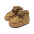 Detailansicht der Babyschuhe aus weichem Wildleder mit braunen Schnürsenkeln im Herbststil. - 11cm (0-6 Monate) / Braun