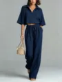 Detalle de conjunto de punto azul marino, elegante top con cuello polo y pantalón ancho alto. - S / Top y Pantalones / Burdeos