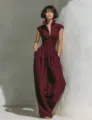 Vista detallada del elegante mono sin mangas de lino con cuello elegante y perneras anchas. - XS / Burdeos
