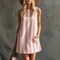 Primer plano detallado del mini vestido sin mangas a rayas rosas y blancas con bolsillos. - XS / Vestidos / Rosa Blanco