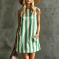 Primer plano detallado del vestido mini sin mangas de rayas verdes y blancas con bolsillos. - XS / Vestidos / Verde y Blanco