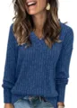 Vue détaillée du pull à manches longues et col V en tricot côtelé bleu texture. - S / Hauts / Bleu foncé