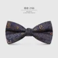 Primo piano dettagliato del farfallino blu e oro con fantasia paisley, tessuto squisito. - Blu Oro Paisley (2167)