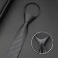 Variante cravatta con cerniera a righe grigio scuro da uomo, pratica cravatta preannodata casual. - Grigio scuro