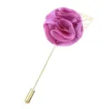 Élégante broche fleur rose en tissu mauve avec longue tige dorée, accessoire chic. - Fuchsia