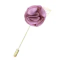 Épingle de revers rose en tissu avec longue tige dorée et feuille. Élégant accessoire. - Rose