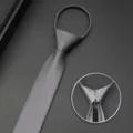 Cravatta stretta grigia con cerniera 6cm preannodata stile business casual variante dettaglio - Grigio