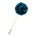 Broche fleur en tissu bleu foncé avec épingle longue dorée et feuille pour costume homme. - Bleu foncé