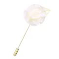 Broche fleur en tissu blanc avec tige et feuille dorees, accessoire de costume elegant. - Blanc