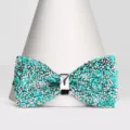 Farfallina con strass verde menta per bambini, elegante fiocco luminoso per feste. - Farfallino Classico (S232) / Verde menta