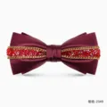 Farfallino in raso bordeaux con cristalli rossi e catena dorata, elegante accessorio. - Farfallino Piatto (2349) / Borgogna
