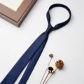 Dettaglio cravatta con zip blu scuro, sottile motivo paisley, tessuto elegante per abito. - Paisley Blu Scuro
