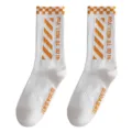 Calze da uomo bianche a metà polpaccio con strisce diagonali arancioni, alla moda e comode. - Taglia unica / Bianco Con Lettere Arancioni