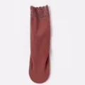 Dames thermische lange sokken, gevoerde winterkousen met mooie kanten rand en comfortabele fit. - Witte Papieren Kaart Verpakking / Paars