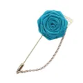 Broche fleur rose en tissu bleu sarcelle avec longue épingle et chaîne dorée, accessoire élégant. - Bleu sarcelle