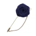 Broche fleur rose en tissu bleu fonce avec longue aiguille en metal et chaine pour costume. - Bleu foncé