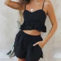 Ensemble deux pièces élégant haut caraco et short d'été noir avec des détails de volants. - S / Noir