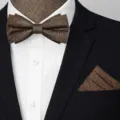 Set papillon e fazzoletto da taschino uomo marrone fantasia per matrimoni affari formali. - Marrone Jacquard Set (2182)