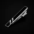 Pince à cravate élégante pour homme, motif géométrique noir mat et argenté brillant. - Noir Mat et Argent Brillant