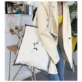 Minimalistική μπεζ καμβάς τσάντα shopper με κομψό τύπωμα τριαντάφυλλου, casual τσάντα ώμου. - Ένα Μονό Τριαντάφυλλο