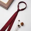 Cravatta slim da uomo bordeaux con zip e motivo geometrico elegante per abito formale - Motivo Scuro Rosso Vino
