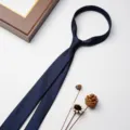 Cravatta con zip da uomo in blu scuro con motivo geometrico, accessorio elegante per abito - Astratto Linea Blu