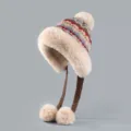 Cappello in maglia di peluche caldo invernale, cappello soffice con paraorecchie e pon pon. - Cappello-023 in maglia con tre pompon - Beige e blu