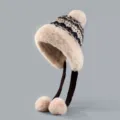 Accogliente cappello invernale in peluche con paraorecchie, ponpon e lunghe trecce. - Cappello-024 in maglia con tre pompon - Color caffè