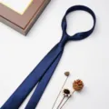 Cravatta con cerniera blu scuro classica per uomo abbigliamento formale affari a righe. - Blu scuro